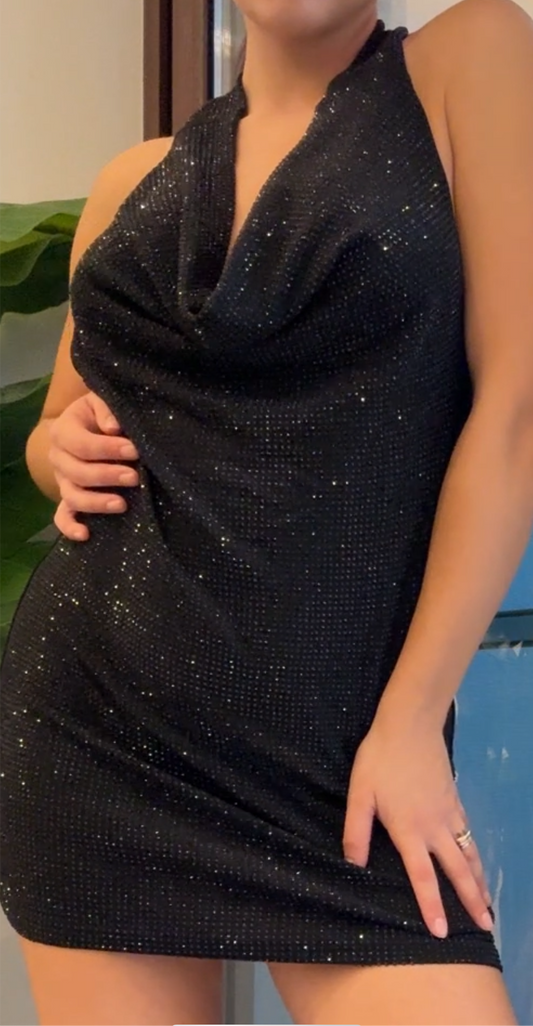 ✨ Mini Abito Nero con Scollatura Profonda e Schiena Scoperta ✨