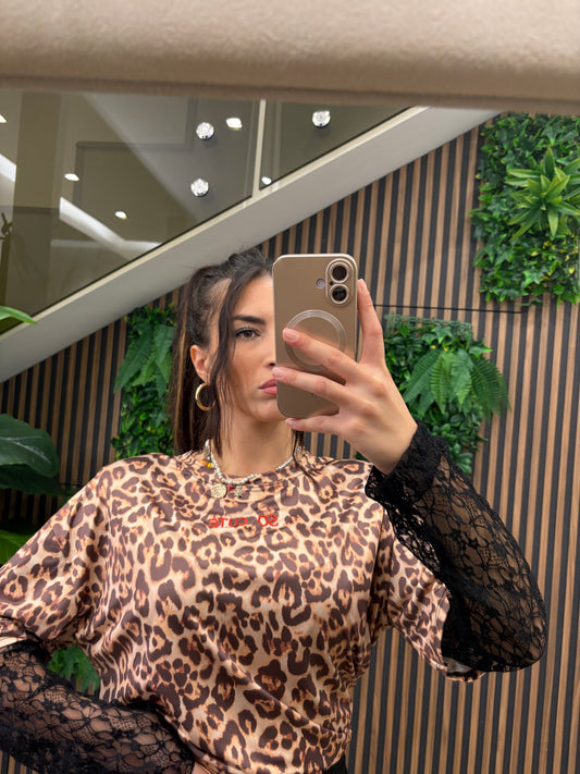 Blusa “Wild Chic” – Animalier con Dettagli in Pizzo