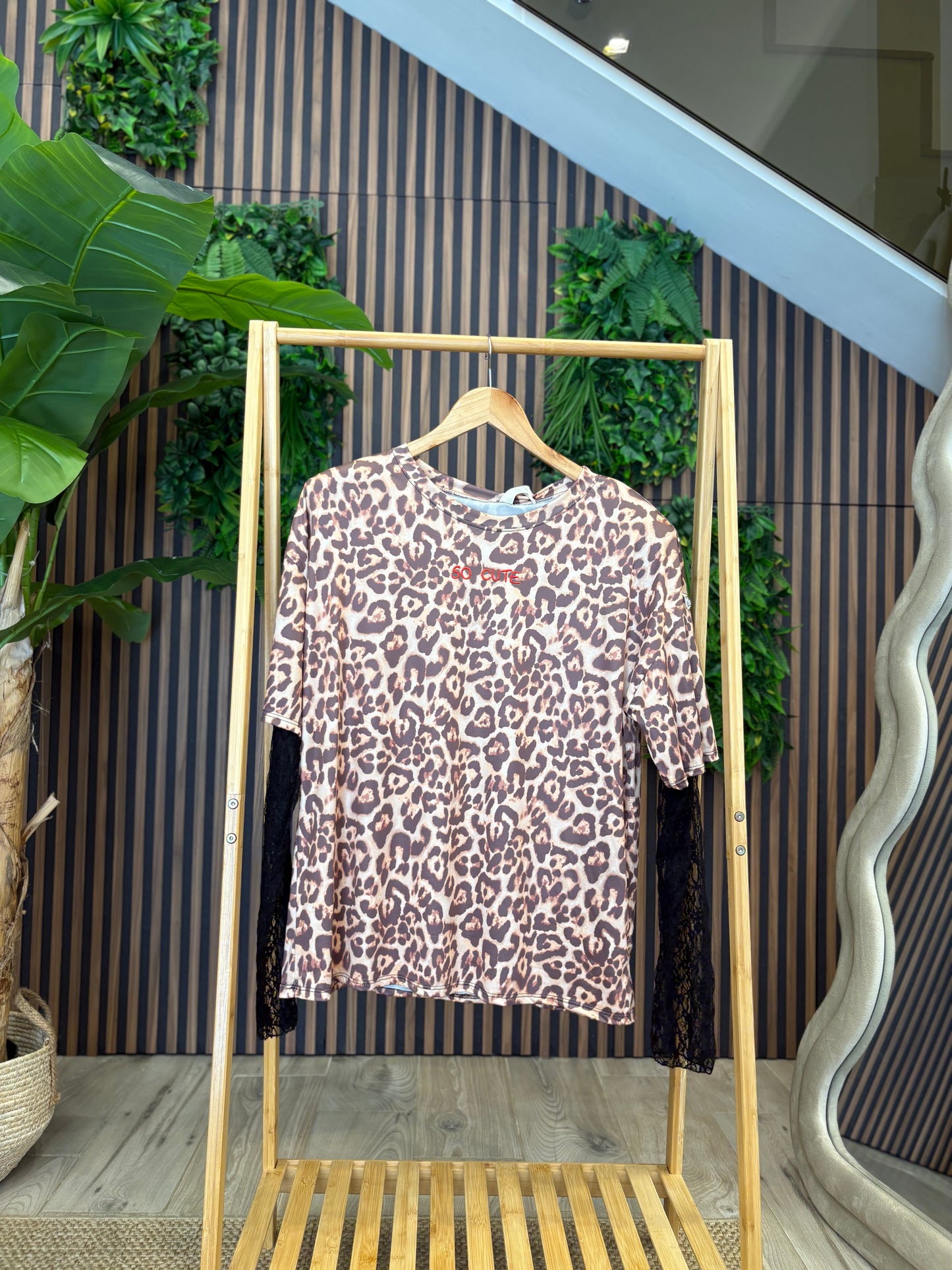 Blusa “Wild Chic” – Animalier con Dettagli in Pizzo