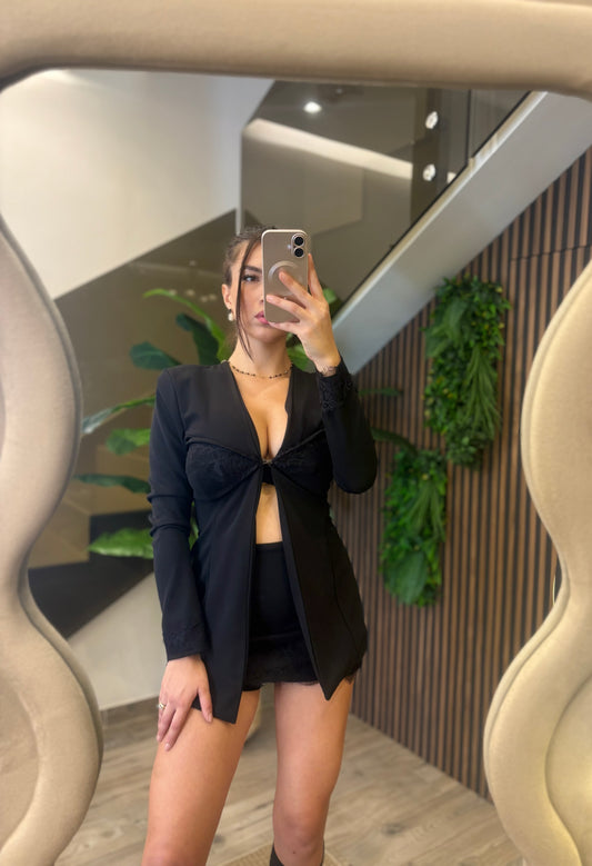 Completo “Black Sensation” – Blazer con Pantagonna e Dettagli in Pizzo