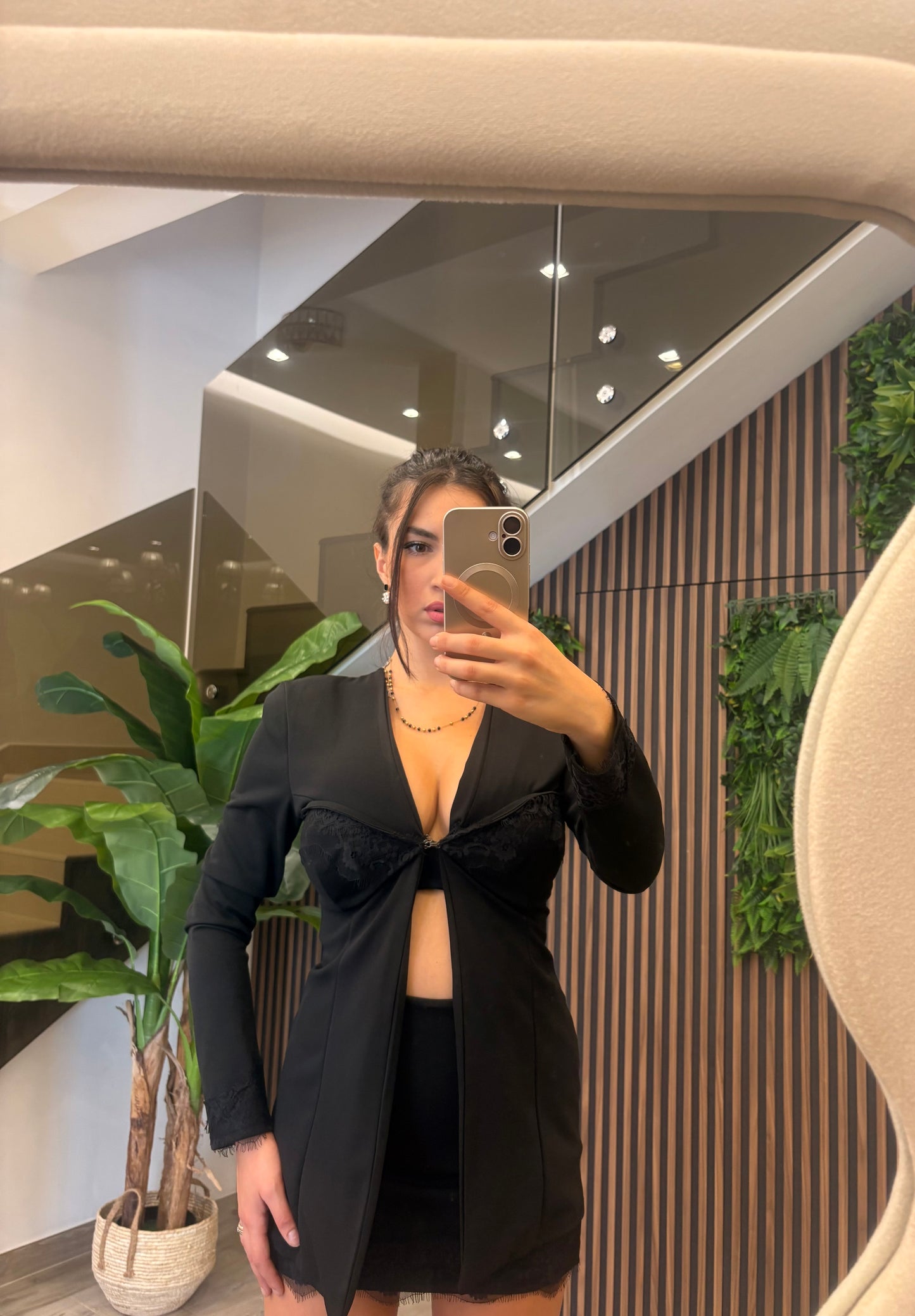 Completo “Black Sensation” – Blazer con Pantagonna e Dettagli in Pizzo