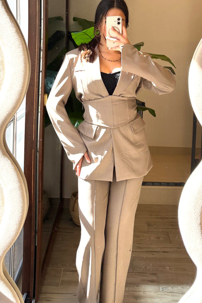 Completo beige Power – Strong & Chic