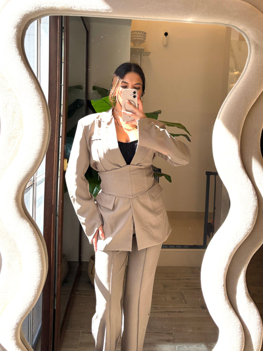 Completo beige Power – Strong & Chic