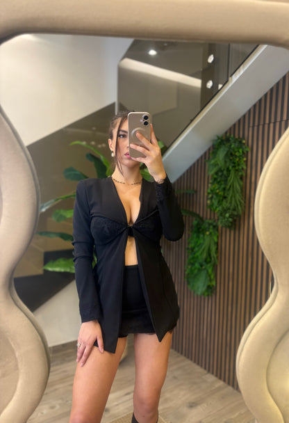 Completo “Black Sensation” – Blazer con Pantagonna e Dettagli in Pizzo