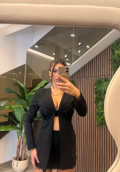 Completo “Black Sensation” – Blazer con Pantagonna e Dettagli in Pizzo